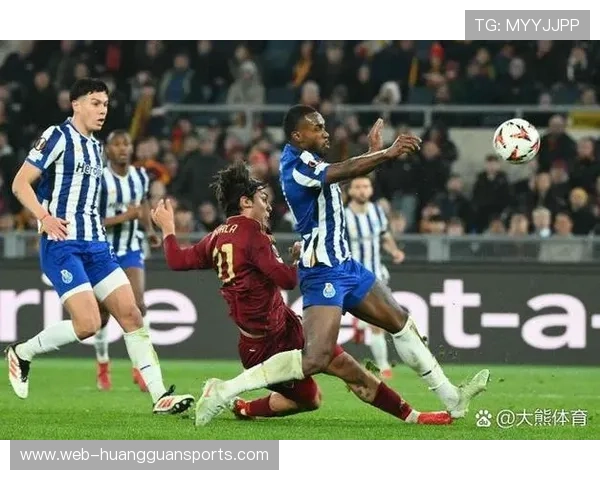 穆里尼奥看台观战罗马,赛后与迪巴拉拥抱交谈 穆里尼奥看台观战罗马,赛后与迪巴拉拥抱交谈