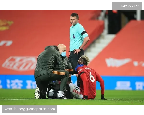 暖心时刻：边线球掷出前，对方边锋为摔倒的边后卫系紧鞋带